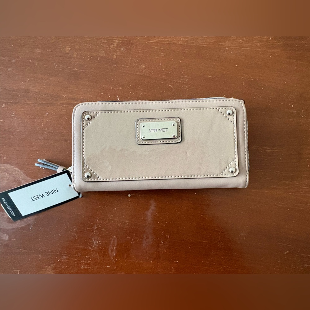Nine West tan wallet NWT